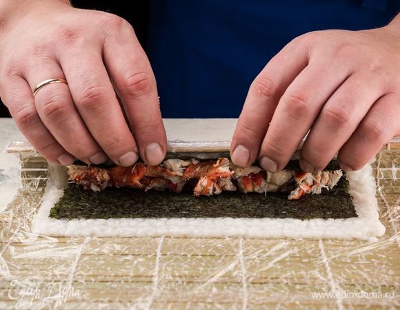 С помощью бамбуковой циновки сформируйте ролл.
