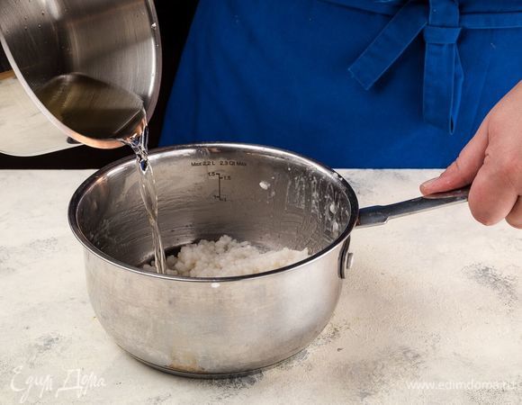 Приготовьте заправку для риса. Налейте в кастрюлю 3 ст. л. рисового уксуса, добавьте сахар и соль. На медленном огне доведите до полного растворения сахара. 
