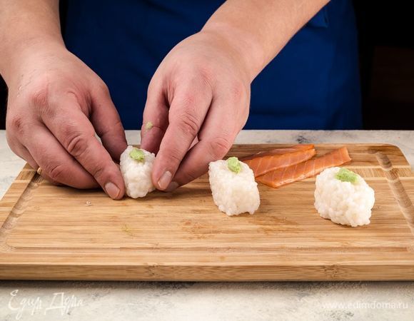 Подготовленной смесью заправить рис, хорошо перемешать. Сформировать из риса суши.

