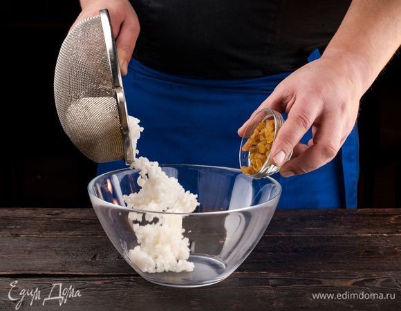 Изюм предварительно замочите в теплой воде. В глубокой емкости соедините рис и изюм.