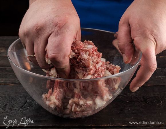 Приготовьте мясные шарики. Для этого мелко порубите лук, смешайте его с мясным фаршем.