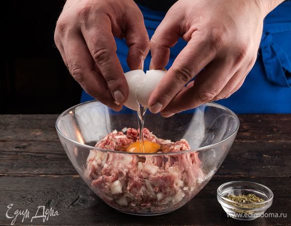 Добавьте яйцо и специи. Все хорошо перемешайте. 