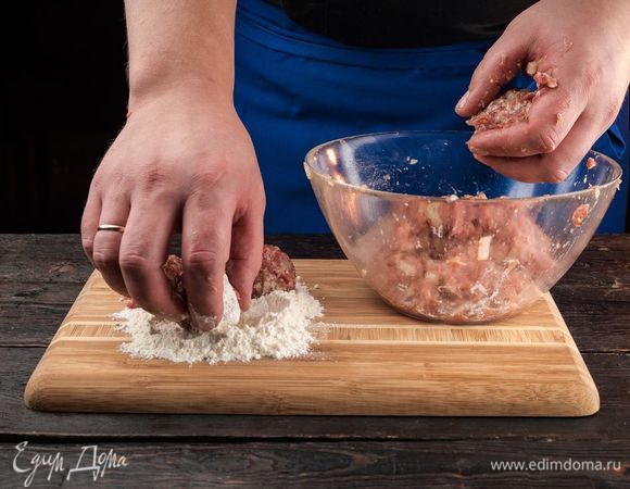 Сформируйте шарики и обваляйте их в муке.
