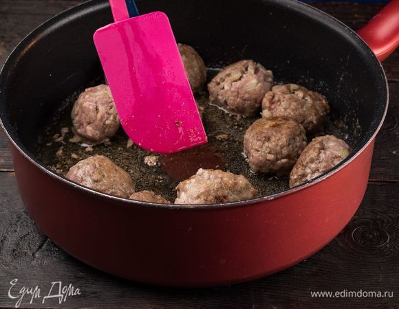 Сковороду смажьте оливковым маслом, слегка обжарьте мясные шарики.
