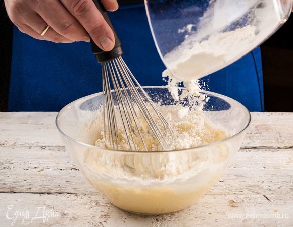 Постепенно введите в молоко муку, помешивая непрерывно венчиком. 