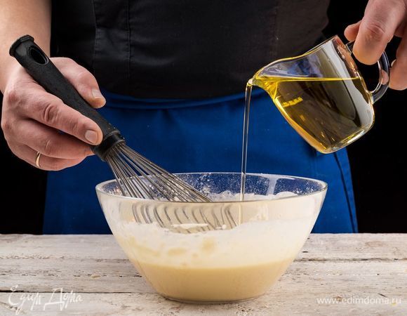 Добавьте оливковое масло и все перемешайте.