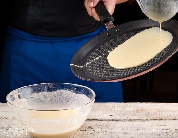 Пожарьте тонкие блинчики.