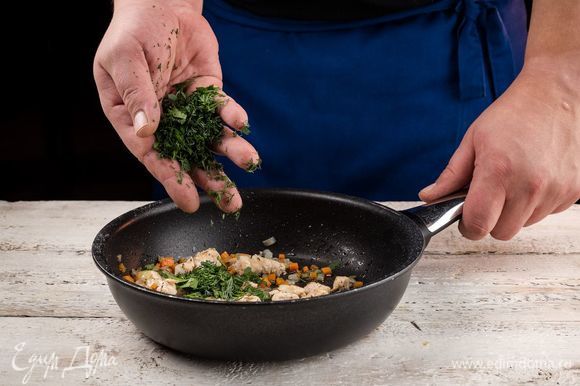 Приготовьте начинку. Для этого нарежьте мелко куриное филе. Также измельчите лук и нарежьте кубиками морковь, обжарьте на оливковом масле до мягкости. Измельчите и добавьте свежую зелень.