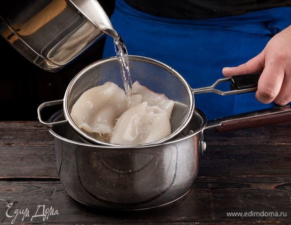 Подготовьте тушки кальмаров, обдайте их кипятком. 