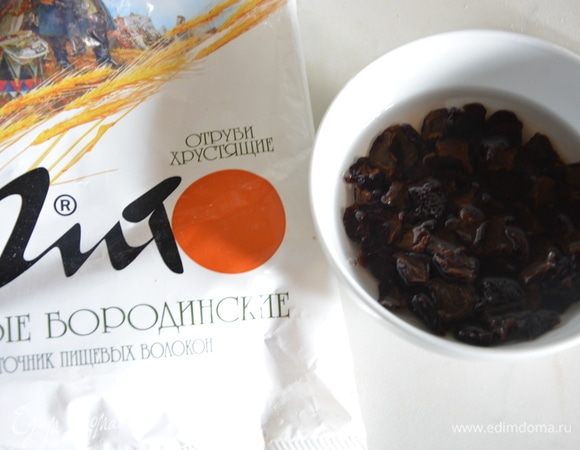 Вишню залить 150 мл кипятка.