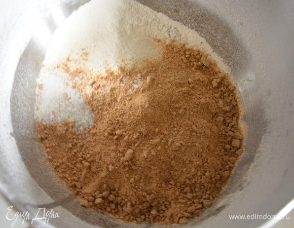 Смешать все сухие ингредиенты: ржаная мука, пшеничная мука, соль, сода. Ржаные бородинские отруби ТМ «Лито» предварительно перемолоть и добавить к сухим ингредиентам.