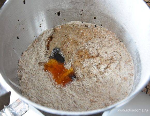 К сухим ингредиентам добавить жидкие: мед (у меня каштановый), патоку (вместо патоки можно добавить мед), дрожжи, солод, воду с вишни. 