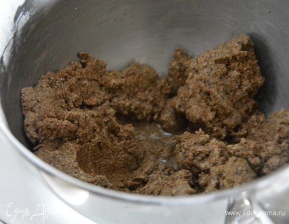 Замесить тесто. Оно довольно липкое. Добавить растительное масло.