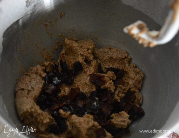 Месить и добавить вишню. Перемешать.