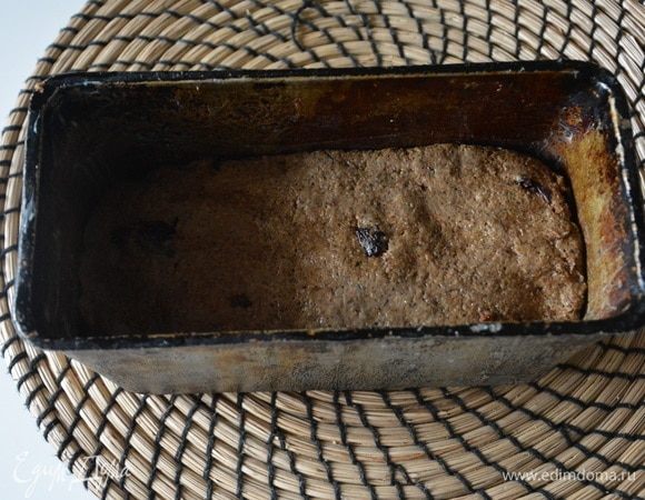 Смазать форму сливочным маслом, скатать тесто в рулетик и выложить в форму. Разровнять руками. Дать тесту подняться в теплом месте еще 40 минут.