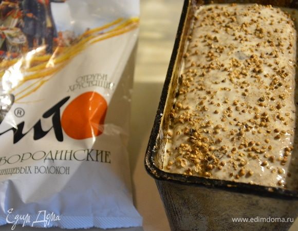 Смазать верхушку хлеба мучной смесью и посыпать семенами кориандра. Этот метод я подсмотрела в рецепте Бородинского хлеба по ГОСТу. Однако в дальнейшем верхушка потрескалась. Возможно, слишком обильно смазала жидкой мучной смесью.