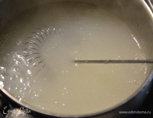 За 5 минут до готовности хлеба сварить кисель для смазывания верхушки. Этот пункт тоже из рецепта Бородинского хлеба по ГОСТу.  Смешать крахмал с водой и сварить кисель, постоянно помешивая.