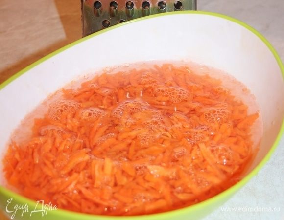 Морковь натереть на крупной терке и залить кипятком на 10 минут.