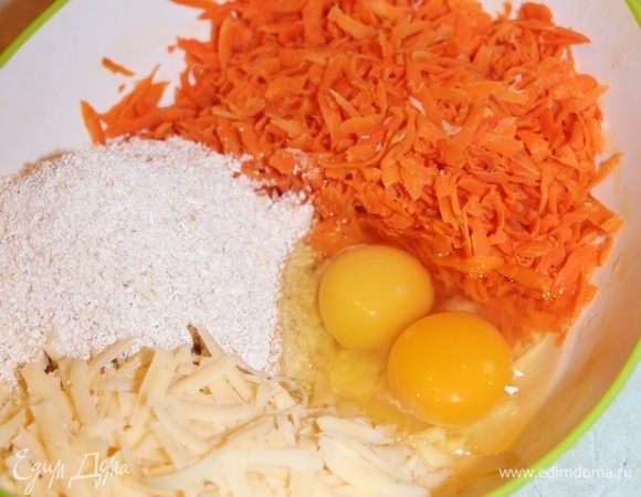 Воду из моркови отжать как следует, добавить натертый сыр, яйца, 3 ст. л. овсяной муки с горкой и чесночный порошок.