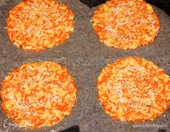 Перемешать, подсолить по вкусу. На противень выложить бумагу для выпечки хорошего качества, смазать растительным маслом. Выложить 4 одинаковые лепешки.
