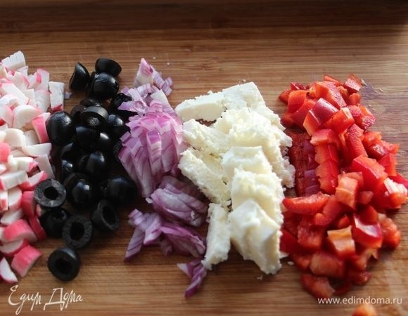 Порезать маслины, красный лук, сыр, болгарский перец.