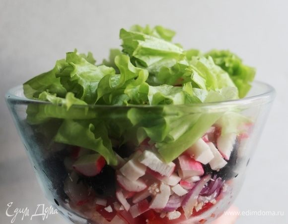 Нарвать салат и все перемешать.