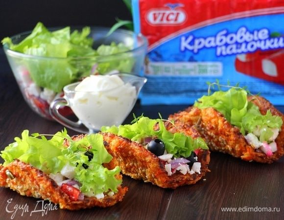 Морковные такос закрепить шпажкой, выложить салат и подать с майонезом.