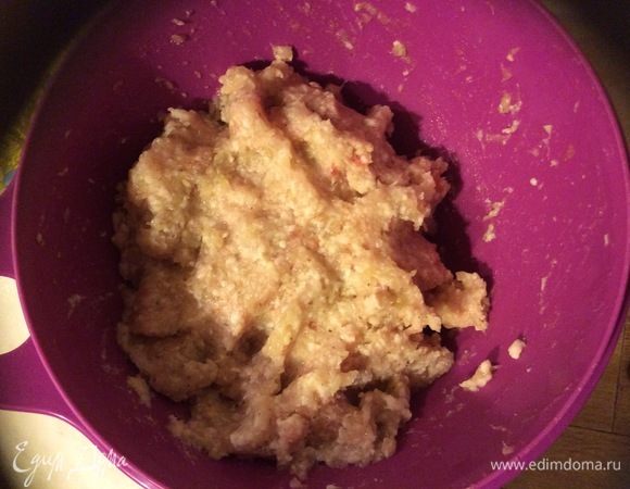 Пропустить рыбное филе с луком через мясорубку. Добавить хрен, специи и соль. Поместить фарш на 1 час в холодильник. 