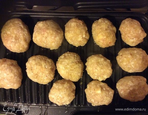 Сформировать котлетные шарики, внутрь поместить моцареллу. 