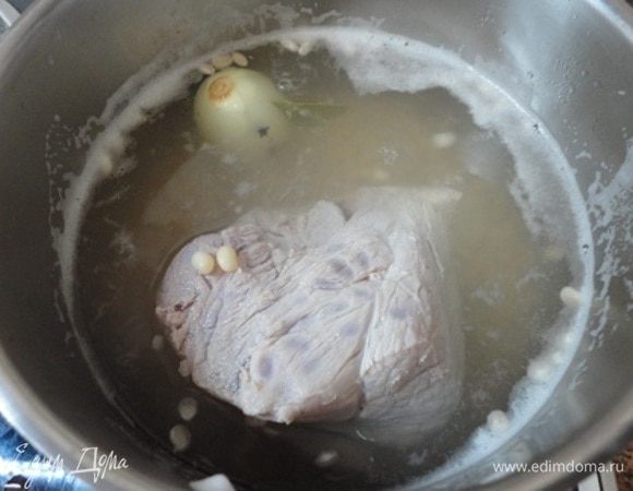 Утром слить воду, залить чистой водой (1,25 литра), довести до кипения. Добавить мясо (мякоть говядины, телятины или свинины) и одну луковицу, в которую предварительно воткнуть лавровый лист и две гвоздички.