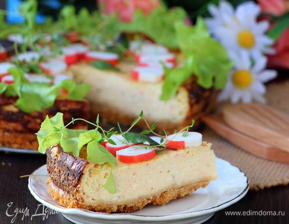 Вынуть из формы, украсить крабовыми палочками ТМ VICI и зеленью.