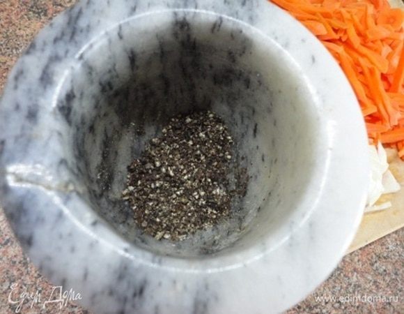 Черный душистый перец растолочь в ступке не очень мелко и вместе с солью добавить в бульон. Мясо и фасоль тушить на медленном огне около 1 часа 15 минут.