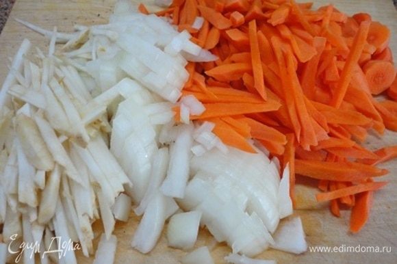За это время овощи (1 луковицу, морковь и корень сельдерея) нарезать кубиками или тонкими ломтиками и обжарить на растительном масле. Вначале лук со щепоткой соли.