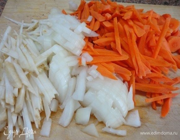 За это время овощи (1 луковицу, морковь и корень сельдерея) нарезать кубиками или тонкими ломтиками и обжарить на растительном масле. Вначале лук со щепоткой соли.