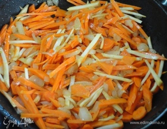 Затем добавить морковь с сельдереем. Стручковую фасоль и савойскую капусту разморозить. Картофель нарезать кубиками.