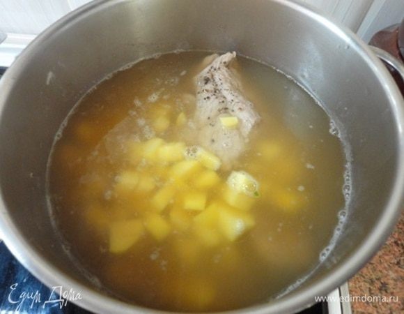 Через 40 минут после начала тушения мяса добавить к нему картофель и жареные овощи. Тушить еще 20 минут.