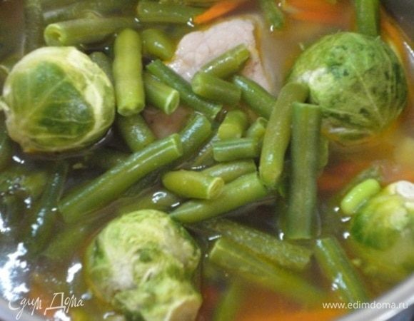 Затем добавить стручковую фасоль и капусту. Варить минут 10.