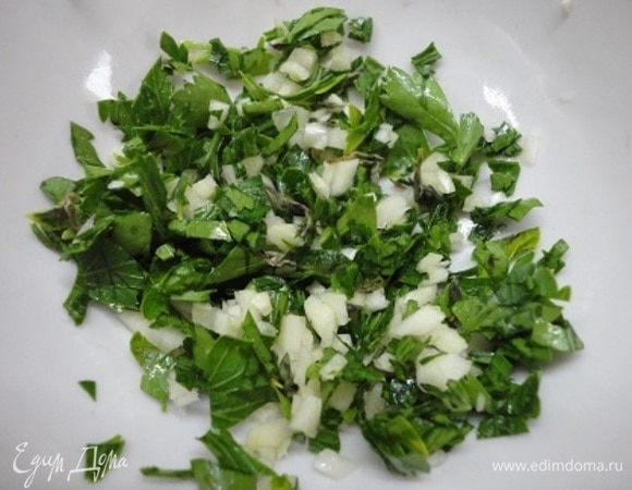 Петрушку и чеснок (хорошо бы еще и тимьян) порубить, сыр натереть.