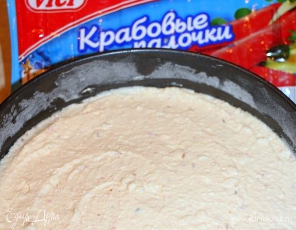 Сырно-крабовую массу вылить в форму поверх теста из крекера.