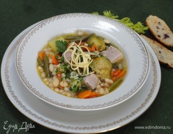 Перед подачей айнтопф в каждой тарелке посыпать смесью чеснока и зелени и сыром. Прямо праздничное блюдо получилось. Приятного аппетита!