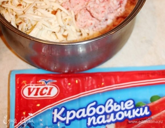 Добавить натертый колбасный сыр, измельченные крабовые палочки ТМ VICI, посолить по вкусу.