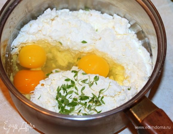 Для чизкейка смешать творожный сыр, рикотту, чесночный порошок, тимьян и яйца.