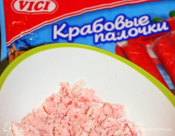 Сочные и нежные крабовые палочки ТМ VICI измельчить блендером.