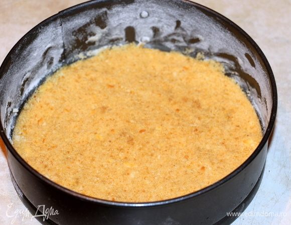 Соленый крекер измельчить блендером, смешать с охлажденным сливочным маслом. Разъемную форму диаметром 20 см смазать маслом, посыпать мукой и выложить на дно тесто из крекера.