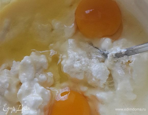 Взбить блендером творог, яйца, сметану, заменитель сахара и крахмал.