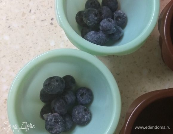 В формочки насыпать голубику.