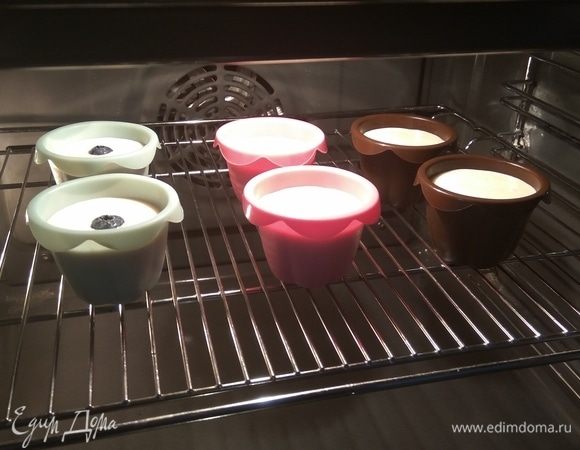 Вылить творожную массу и украсить сверху ягодами.