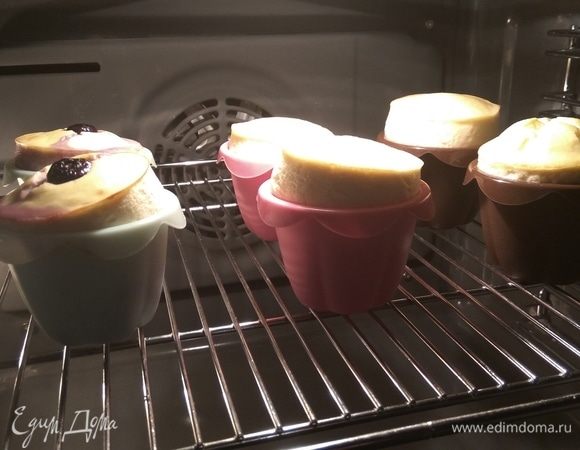 Запекать при 180°С около 40 минут. Сначала тесто поднимется, после остывания опустится.