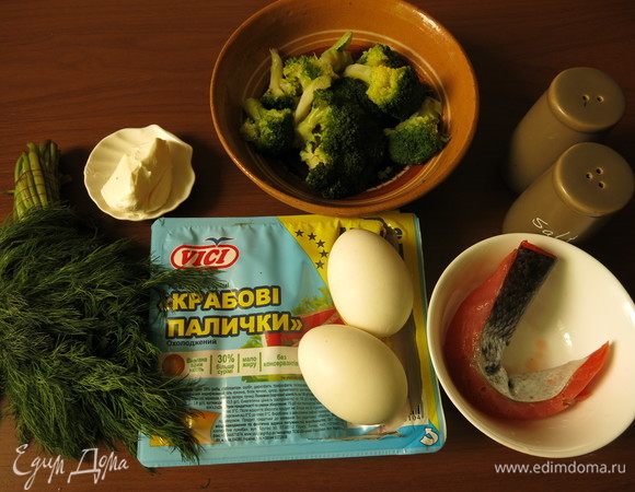 Подготовим продукты. Капусту отварим в кипящей воде 10-12 минут, после этого опустим в холодную воду. Крабовые палочки Vici размораживать не надо, они охлажденные. Сварим яйца.