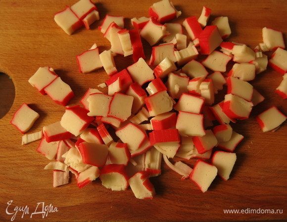 Нарежем кружками крабовые палочки (спешила, случайно набрала новое слово вместо двух — «крабочки» — название подходит, палочки нежные, аккуратные при нарезке, не распадаются, предлагаю новое наименование продукта )))